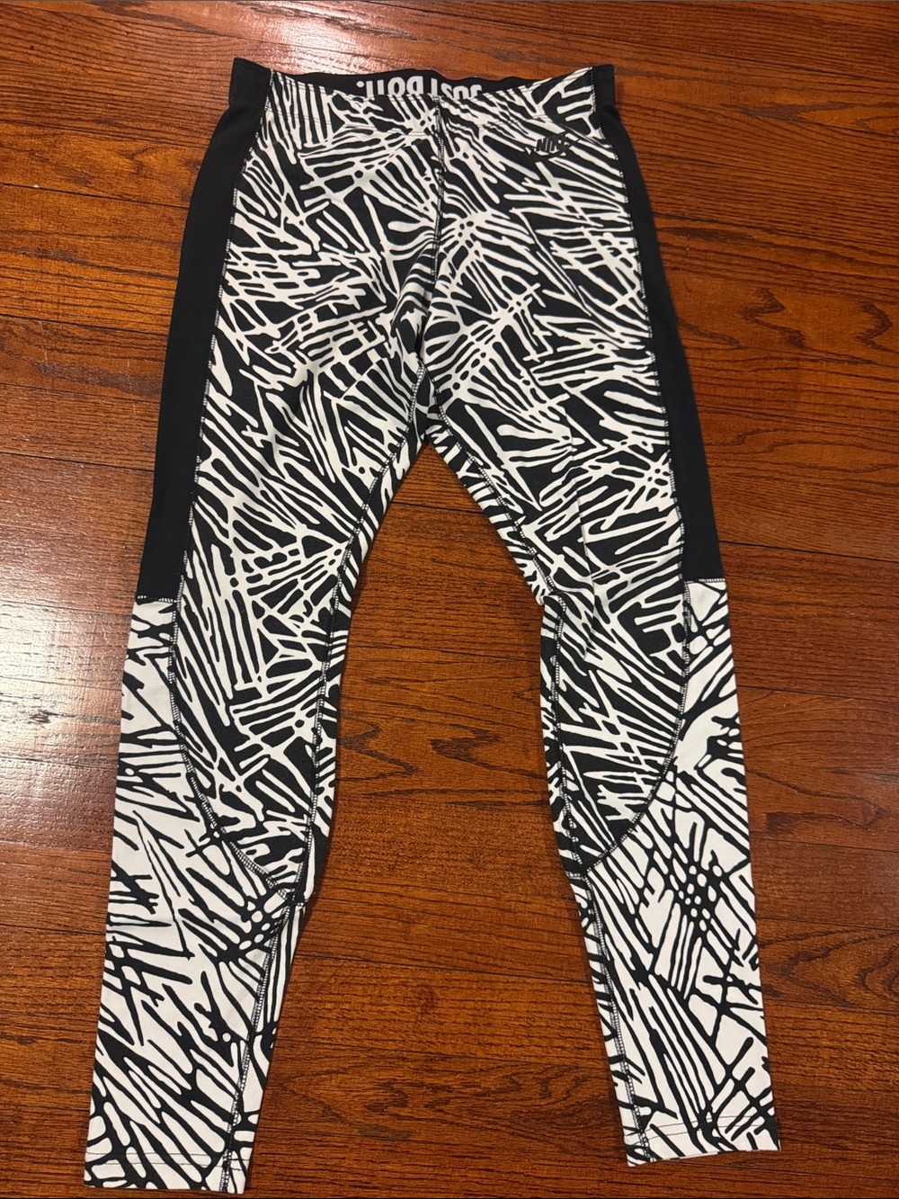 Nike Black & White Abstract Print Athletic Leggings